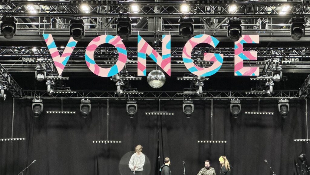 See ei ole Toronto Yonge'i all/maa/raud/tee/jaam, kuigi šrift (kirja/stiil, font) on väga sarnane. Tegemist on lavaga Võnge (Võnke) festivalil. Foto: Võnge festivali Facebook