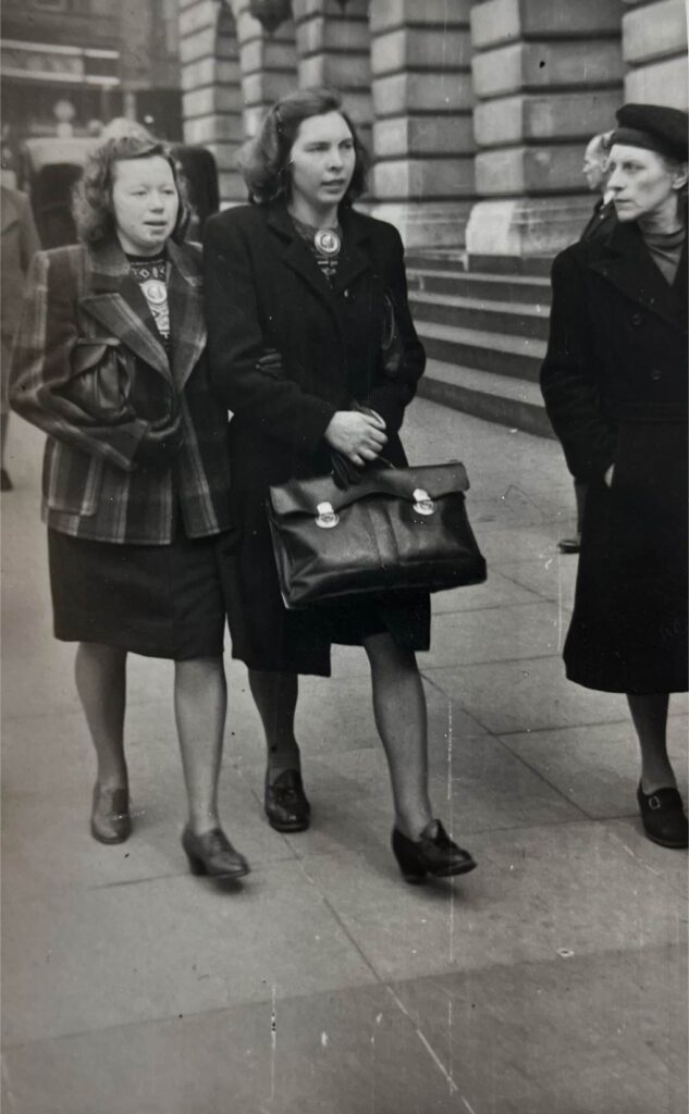 Asta ja Aksella Inglismaal, 1949, kuhu nad läksid Westward Ho programmi raames (foto erakogust - Asta Lokk)