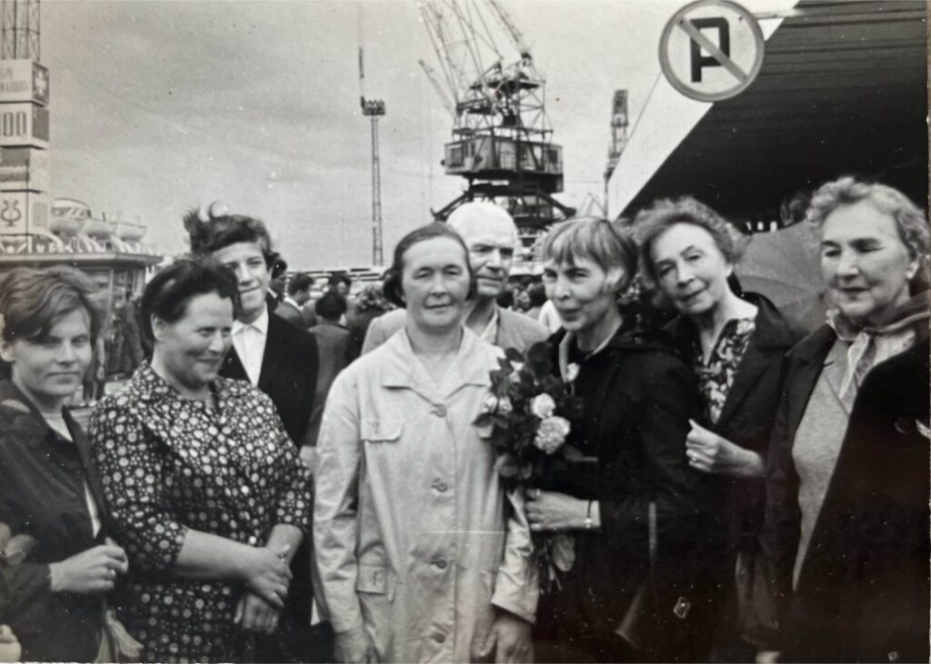 Aksella Lokk kohtab külaliste ja sõpradega esimesel reisil tagasi Eestisse, Tallinnas, 1969. (foto erakogust - Asta Lokk)