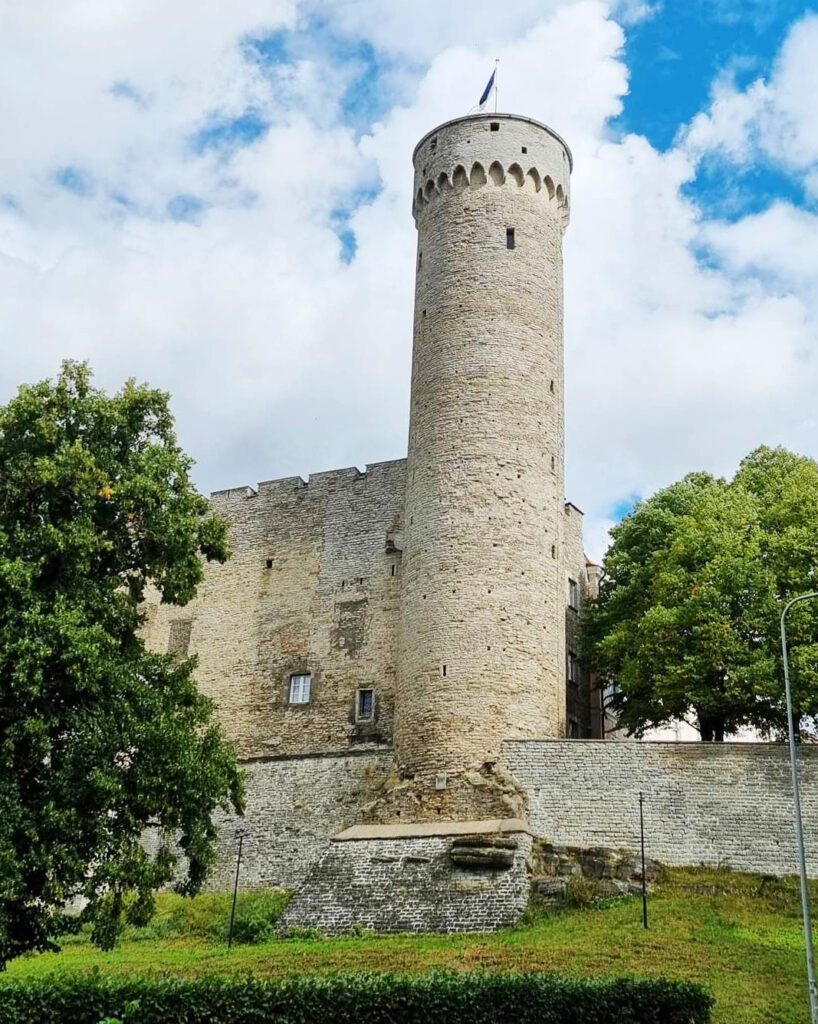 Eestlased alustasid Balti ketti Pika Hermanni juurest. Inimkett, mis oli suurim meeleavaldus vabaduse nõudmiseks, kulges läbi Eesti, Läti ja Leedu.