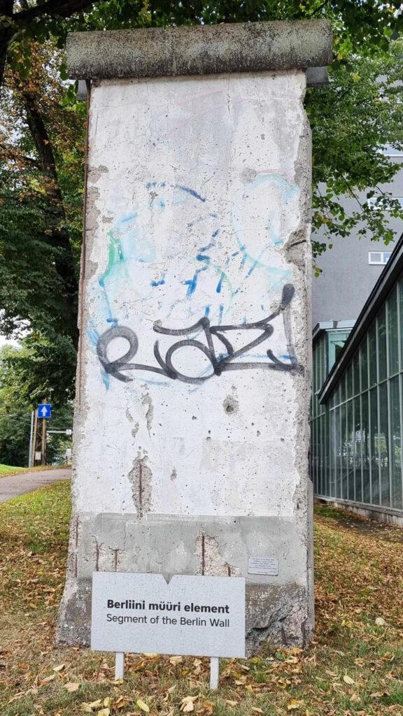 Tükike Berliini müürist Vabamu kõrval.
