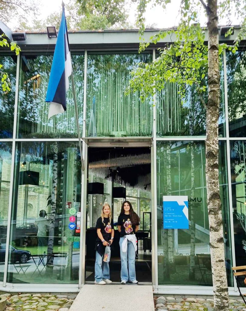 Vabamus sai uudistada Balti keti 35. aastapäevale pühendatud väljapanekut.