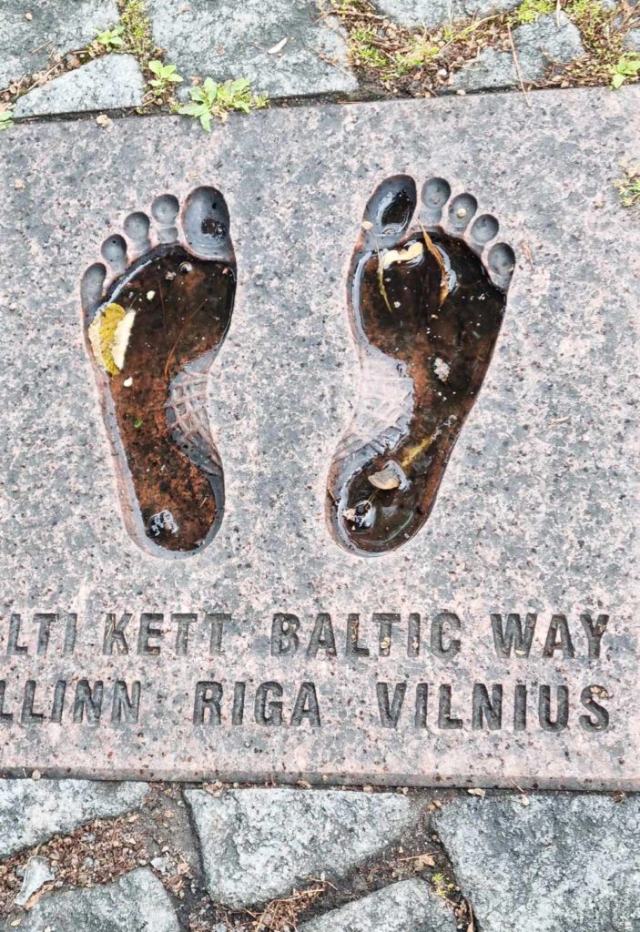 Jalajälgedega mälestuskivi praeguse Vabadussõja võidusamba taga.