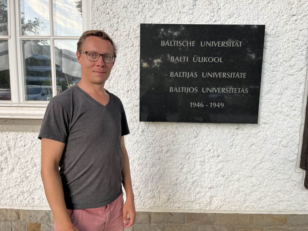 Artikli autor Balti Ülikooli mälestustahvli ees Pinnenbergis