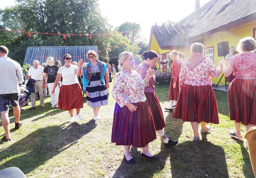 Etenduse pidu sai hoo sisse ja etendus lõppes ühises tantsuringis. Foto: K. Kiilaspea