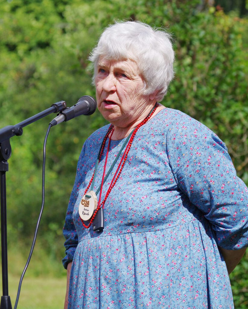 Tekstiilikunstnik ja kirjanik Anu Raud, kelle üheks elutööks on Heimtali muuseum, millega tutvumine oli Metsaülikooli rahva üks kõrghetki. Foto: Sören Ruutsoo