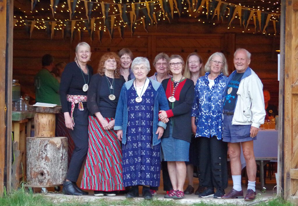 Grupp rõõmsaid MÜlasi, kes osalesid Heimtalis peetud Metsaülikoolis ka 20 aastat tagasi: vas. Anne Õsso, Tiina Kirss, Elva Mikk, Anu Raud, Helge Kurm, Riina Kindlam, Ingrid Mikk, Riina Pintson ja Olev Träss. Foto: Sören Ruutsoo