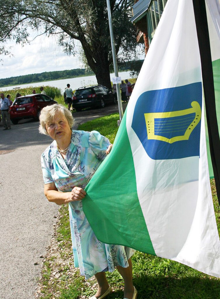 Kokkutulekute veterankorraldaja Undina Matteus Petserimaa Lipuga. Foto: Ilmar Vananurm