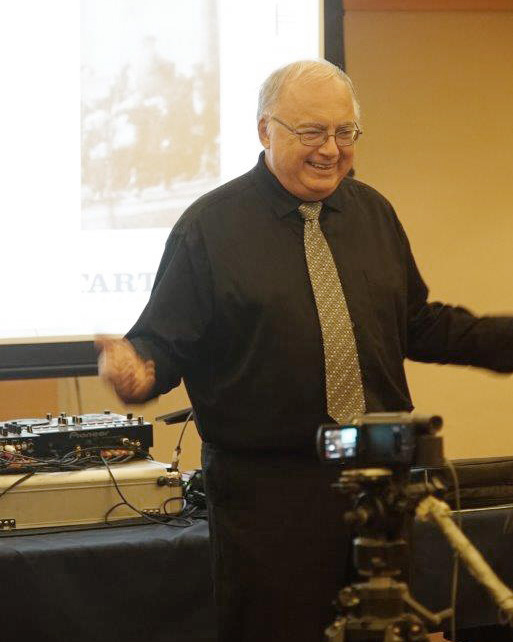 Enno Agur juhatamas ühislaule. Foto: Paul Kiilaspea