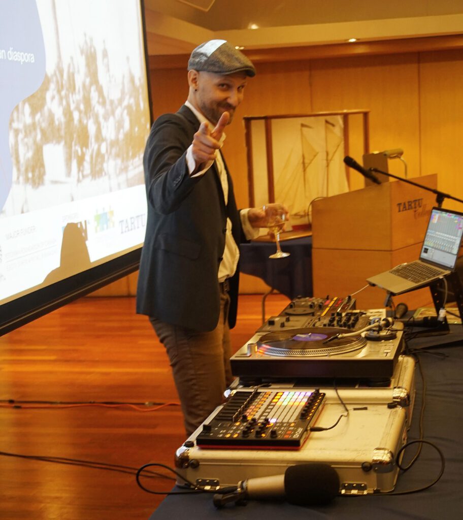 Erik Laar tutvustas muusikat VEMU kogudust. Foto: Kai Kiilaspea