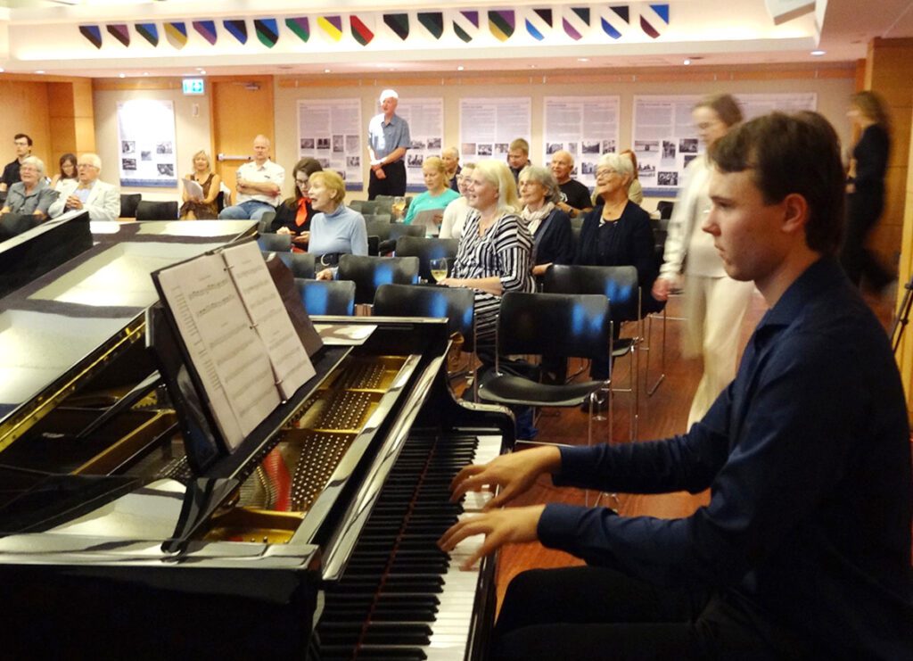 Enno Agur juhatamas ühislaule. Foto: Paul Kiilaspea