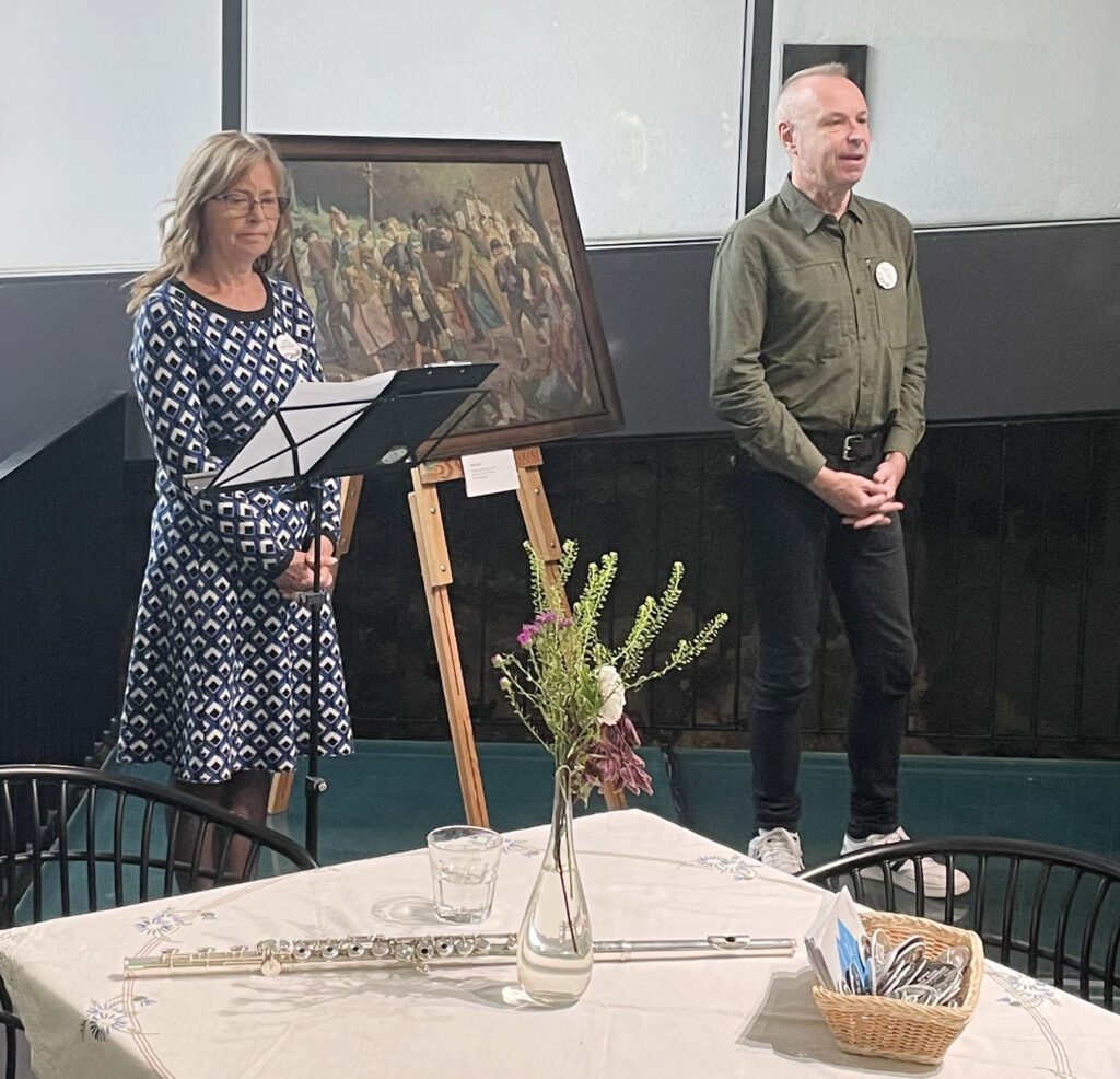 Iivi Zajedova avamas Pärnu Muuseumis näitust, mille kuraator on Harry Liivrand (par)