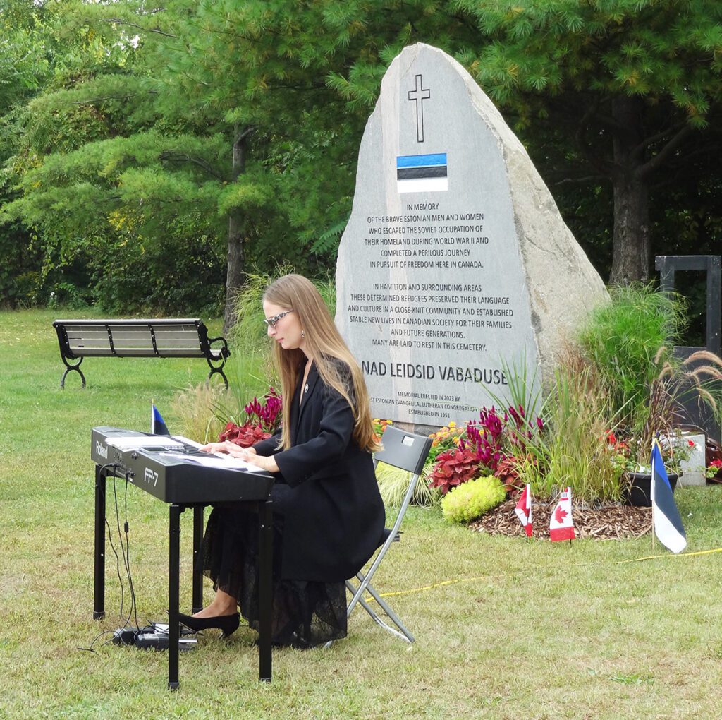 Kara-Lis Coverdale saatis laule jumalateenistusel ja kontsertaktusel. Foto- K. Kiilaspea