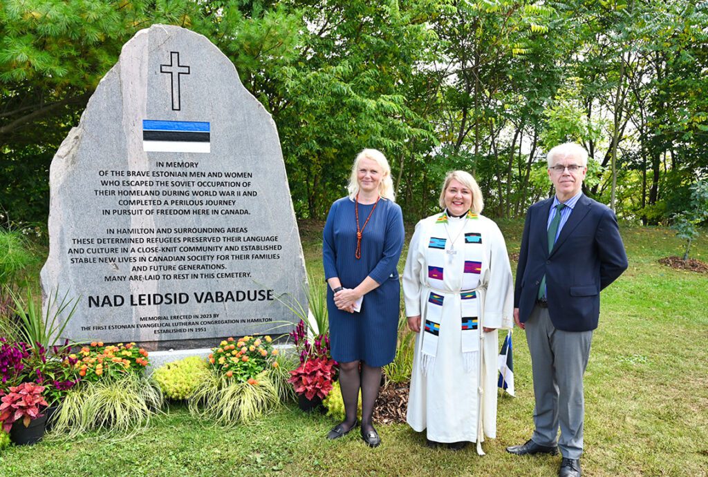 Konsul Tiina Tarkus, õpetaja Tuuli Raamat ja suursaadik Margus Rava pärast jumalateenistust Woodlandi kalmistul. Foto- Peeter Põldre