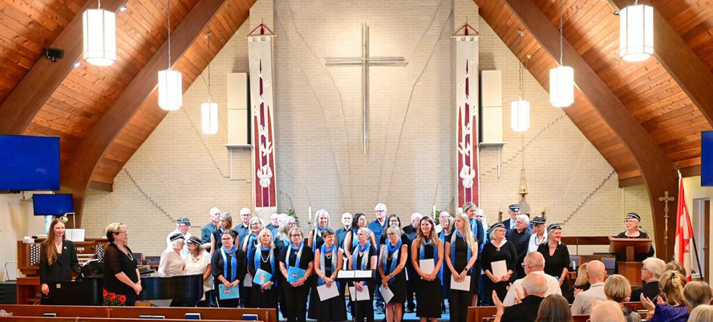 Ööbik ja Hamiltoni Eesti Segakoor, klaverisaatja Kara-Lis Coverdale, dirigent Rosemarie Lindau ja teadustaja Merike Koger. Foto- Peeter Põldre