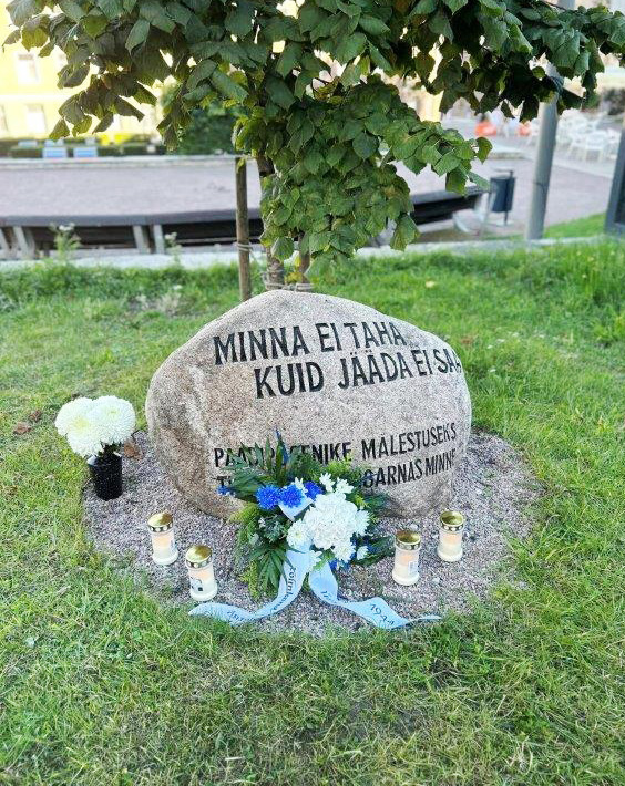 Suurpõgenemist märkiv mälestuskivi Harjumäel Rootsi-Mihkli kiriku naabruses