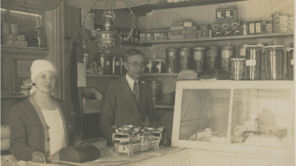 Olga ja Juuso Kurikka nende poes