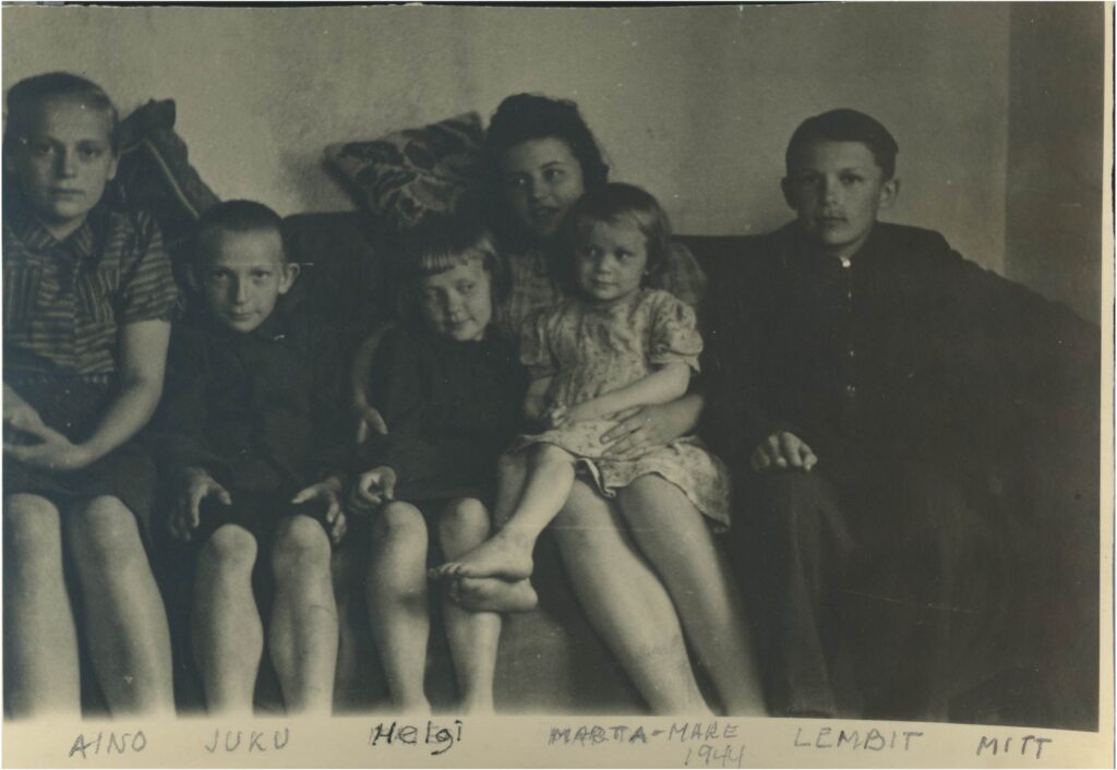 Lapsed keda Saima valvas Karksis aastal 1944