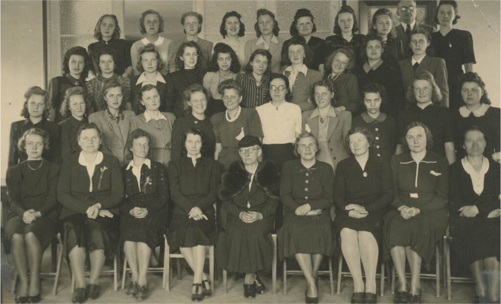 Lenderi kooli klass aastal 1943. Pr. Lender on ees keskel, Saima Kurikka on 3. rida vasakul otsal.