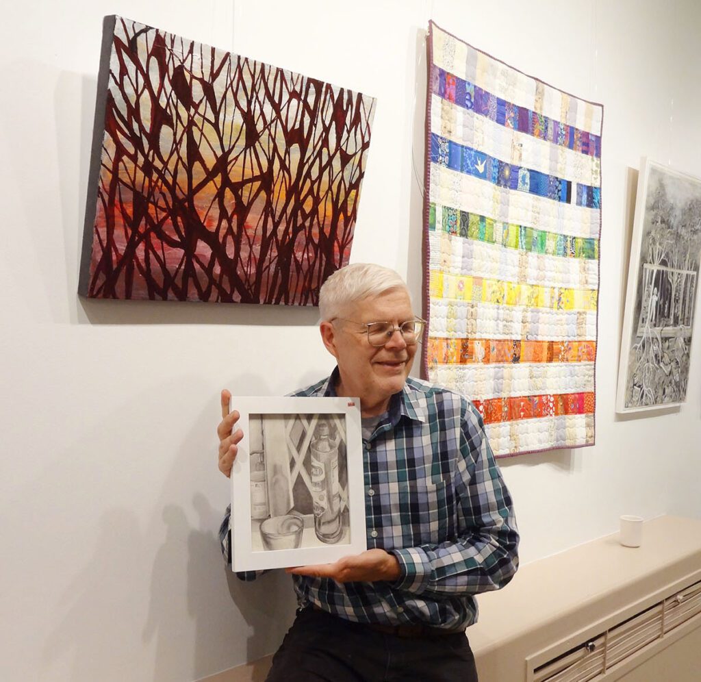 Kunstnik Hugo Silberberg USAst oma tööga. Foto: Kai Kiilaspea