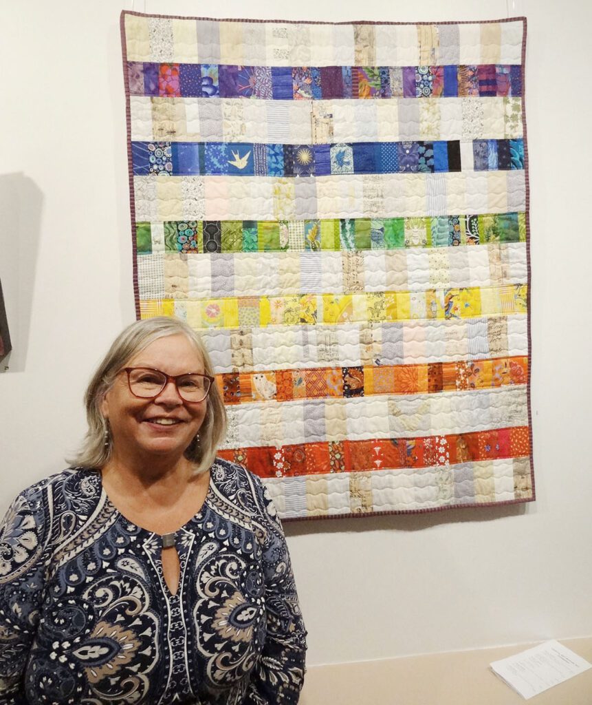 Koidula Aedna-Nisbet oma lapitehnikas valminud kunstitööga. Foto: Kai Kiilaspea