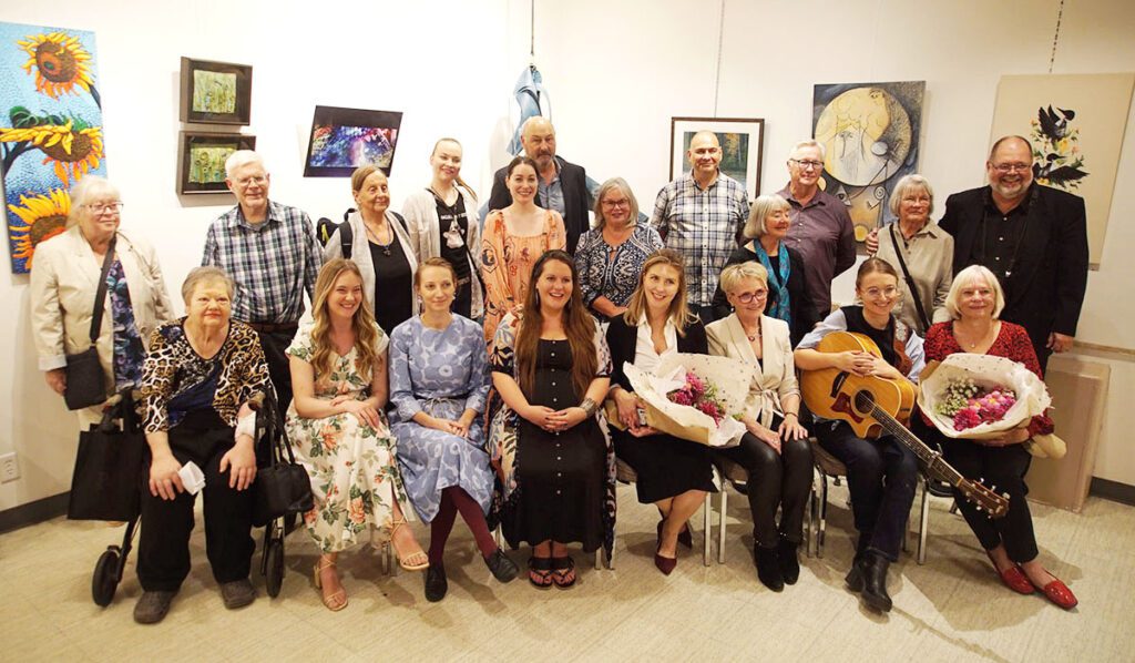 Näituse avamisel osalenud kunstnikud ja toetajad. Foto: Paul Kiilaspea