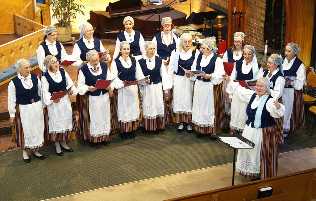 EELK Peetri koguduse 76. aastapäeva kontsertjumalateenistuse muusikalises osas esines Lähte naiskoor, dirigent Mall Türk (fotol paremal). Foto: Paul Kiilaspea