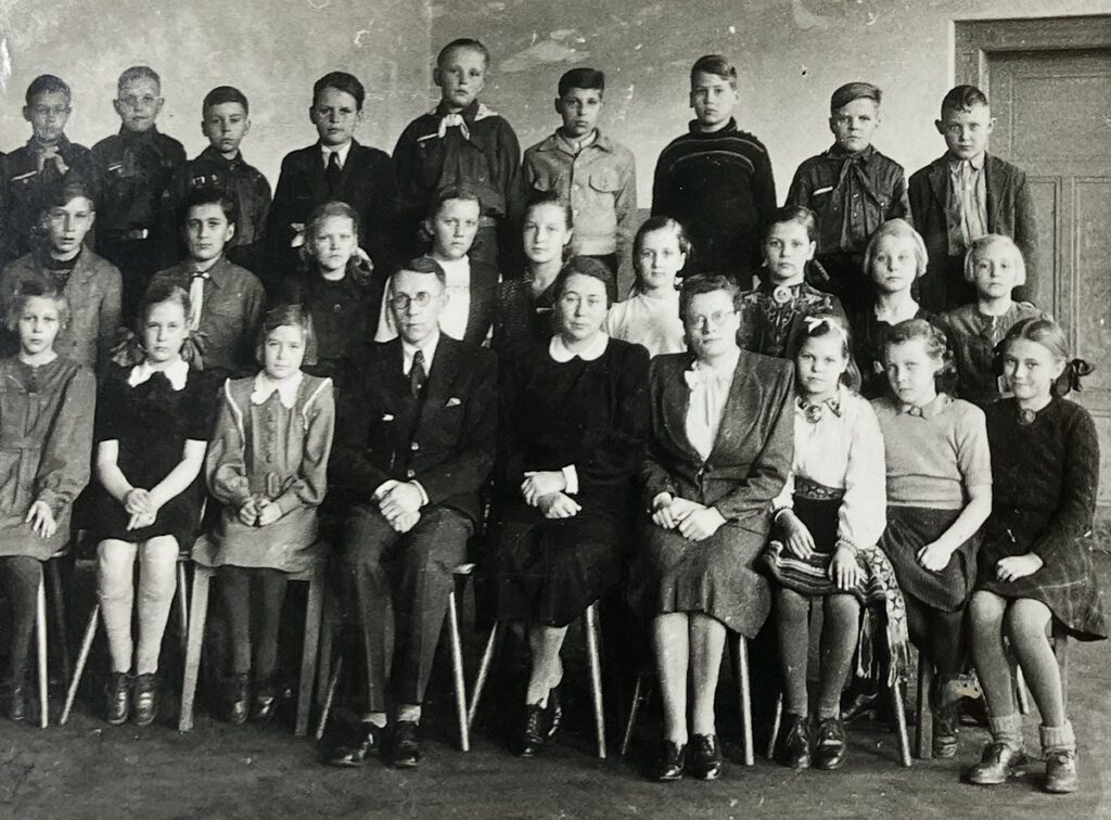 4. algkooli klass, Geislingen 1949. Reet esireas viimane paremal.