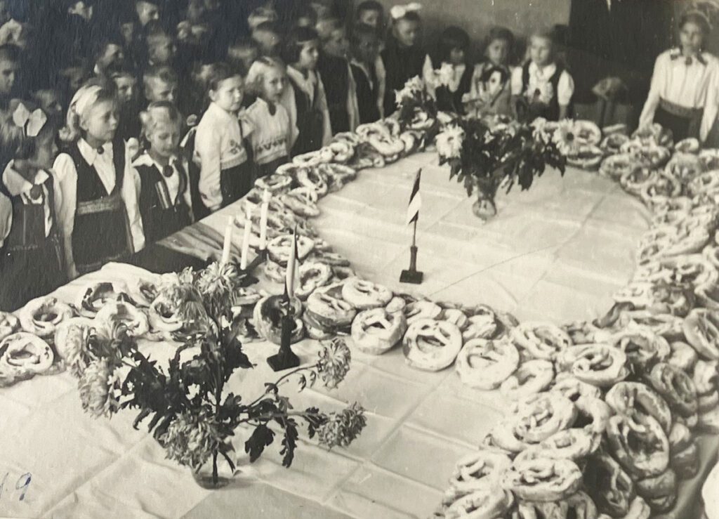 Algkooli 3. aastapäev Geislingenis 1949. Iga laps sai väikese kringli.