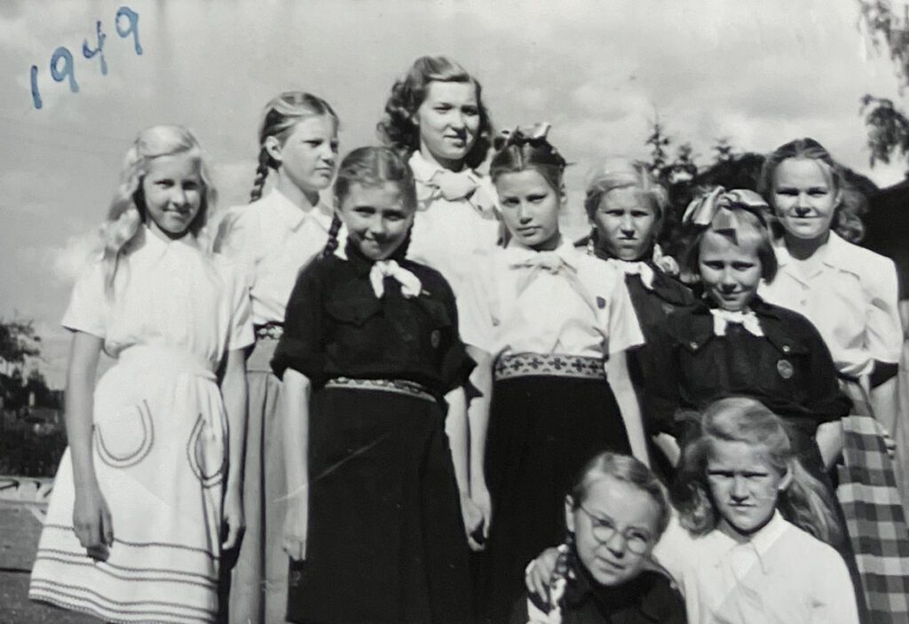 Hellakeste koondus Geislingenis 1949. Viiu ja Reet tumedate pluusidega.