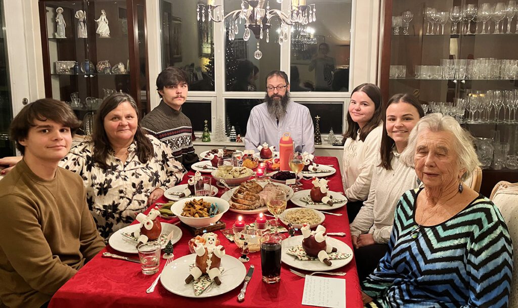 Jõulud 2023 tütre perega Torontos. Kalev, tütar Liisa, Hansen, väimees David, Maarika, Tiia, Reet.