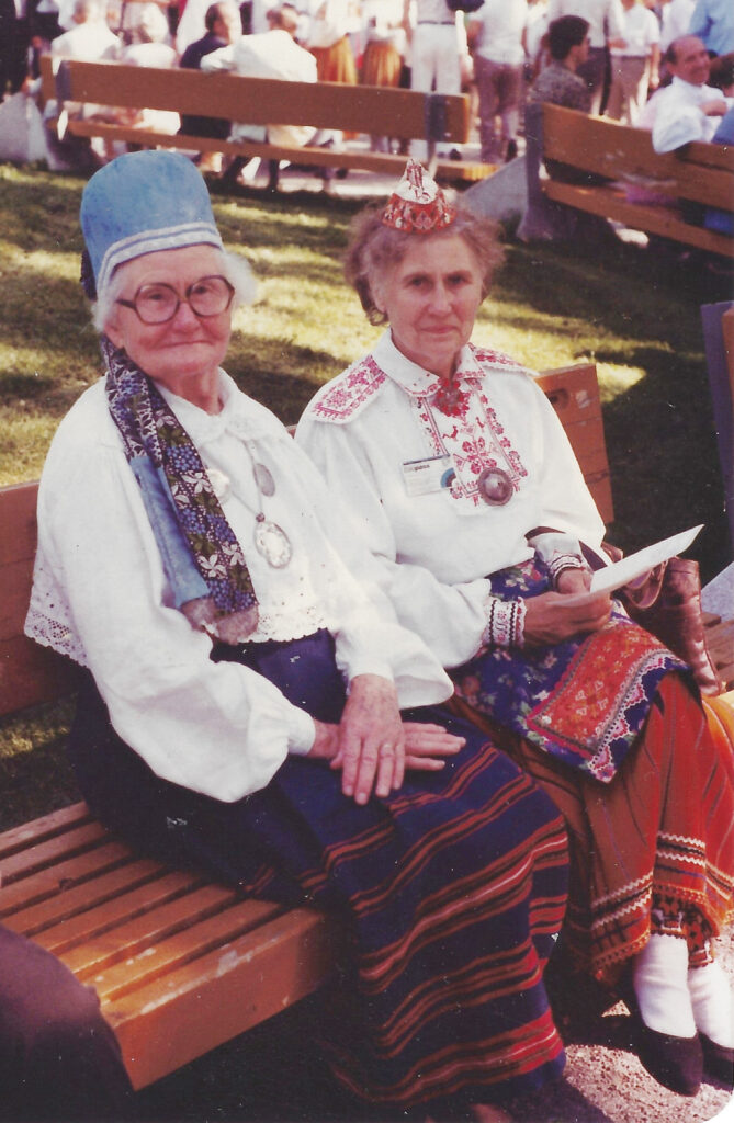 Ellen koos emaga, Memmega – foto tehtud ESTO'l 1984.a. pea 40 aastat pärast põgenemist.