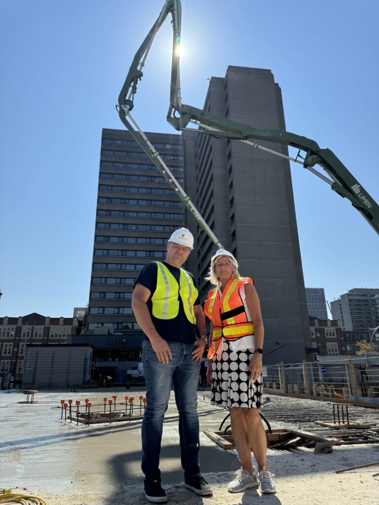 Tartu College'i juhtkonna liikmed Taavi Tamtik ja Linda Karuks tulid 16. septembril 2024 naabri KESKUS International Estonian Centre'i betooni valamist oma silmaga kaema. Foto- Ellen Valter