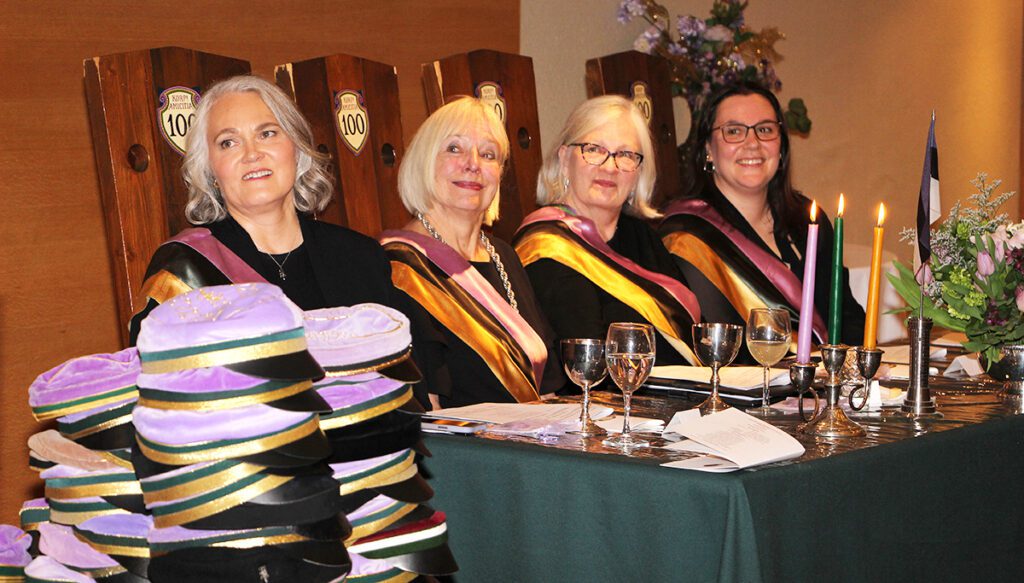 Hetk õestuspeost. Fotol peovanemad, vas. vil! Silvi Matsoo, vil! Anne Remmel, vil! Kai Virkus ja vil! Natalie Vompa. Foto: S. Lillian Lennox