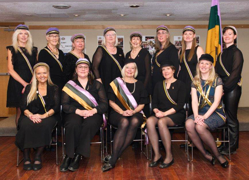 Korp! Amicitia Toronto koondise selleaastane juhatus. Ees vas. vil! Sirje Lillian Lennox, vil! Natalie Vompa, esinaine vil! Anne Remmel, vil! Linda Norheim-Brookes, kuldreb! Kristina Põldre, taga vas. vil! Kaire Tensuda, vil! Maaja Matsoo, vil! Karin Rannala, vil! Ingrid Lupp, vil! Helle Arro, vil! Maaja Uukkivi, vil! Siobhan Giles, vil! Liina Sadul. Foto: Peeter Põldre