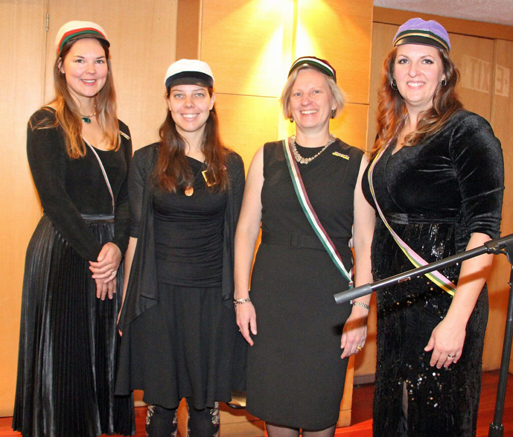 Amicitia 100.a juubelil tõid tervitusi teiste naiskorporatsioonide esindajad: vas. vil! Heli Vanaselja (korp! Filiae Patriae), vil! Talvi Parming (Eesti Naisüliõpilaste Selts), vil! Andrea Hermann (korp! Indla); par. Amicitia juubelikomitee peakorraldaja kuldreb! Kristiina Hildebrandt. Foto: S. Lillian Lennox