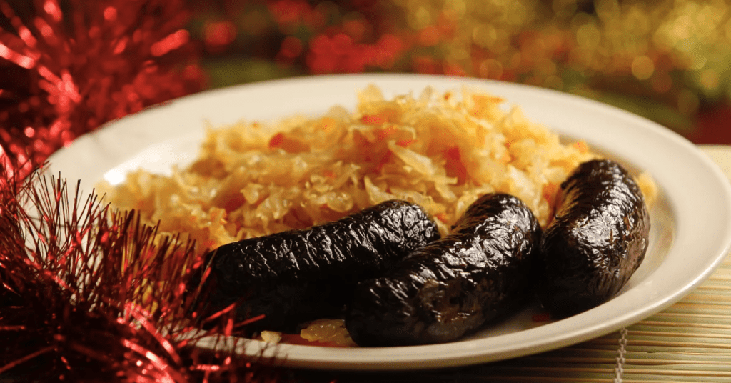 An Estonian Christmas meal (source: https://majandus.postimees.ee/2641826/sillamael-said-kokku-vene-kokaopilased-ja-eesti-joulutoidud)