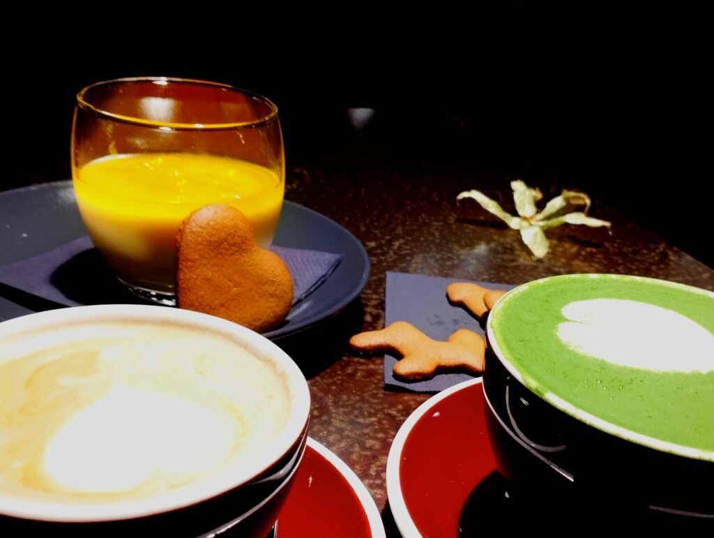 A playful assortment of gingerbread cookies alongside warming winter drinks, illustrating the idea that “...if an experiment doesn’t turn out as planned, the gingerbread can always be eaten!” (photo: Jerry Mercury)