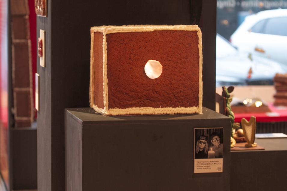 Pandora Gingerbread by Reet Soans and Karl Multer–a gingerbread box with a peephole, symbolizing an unfulfilled election promise from fifteen years ago. (source: PiparkoogiMaania)