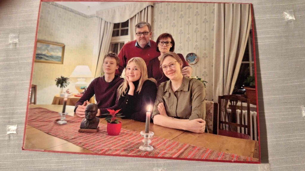 Sitting, from left to right: Kaarel, Margareta, and Katariina Päts. Standing: Madis Päts and Riina Pihel. Christmas 2023 (private collection)