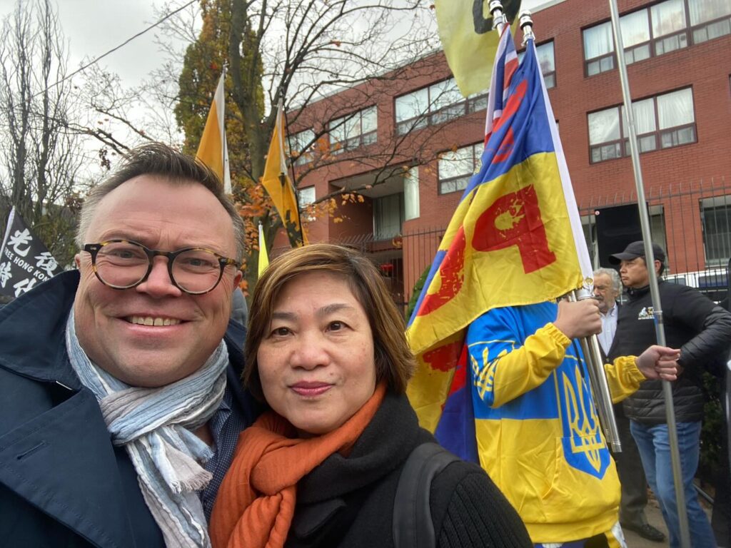 Fotol Marcus Kolga &  Hong Kong Canada Link President Gloria Fung'iga Nov 23 protestist Hiina Konsulaadi ees Torontos