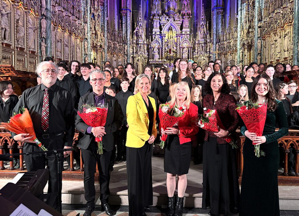 Euroopa Liidu 17. jõulukontsert Ottawas toimus ajaloolise Notre-Dame Cathedral Basilica kiriku majesteetlikus saalis 13. detsembril. Pärast kontserti koos ühendkooriga fotol vasakult: Ottawa Catholic School Board Choir klaverisaatja Tony Dunn, jõulukontserdi kunstiline juht Timothy Piper, EL suursaadik Kanadas Geneviève Tuts, kontserdi peakorraldaja Ülle Baum, Ottawa Catholic School Board Choir’i dirigent Carla MacGregor ja külalissolist sopran Solomia Granger. Foto erakogust