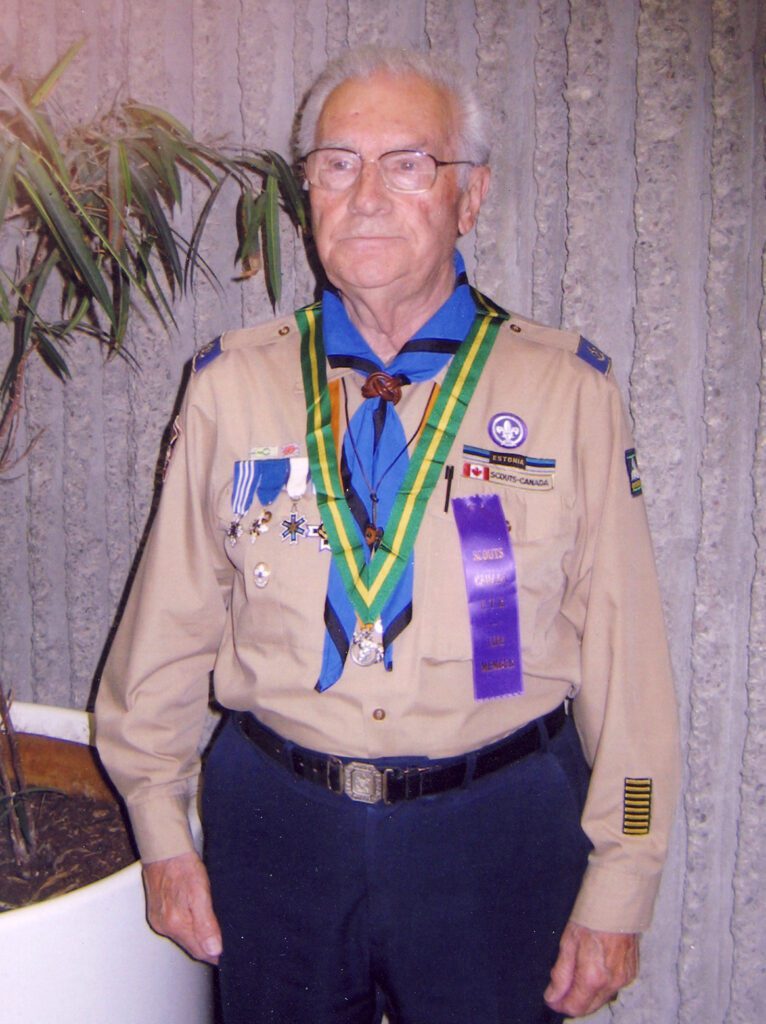 Egbert Runge pärast skautide kõrgeima teenetemärgi Hõbe Hundi saamist.