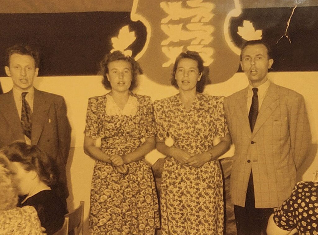 Malmös vabariigi aastapäeval laulmas. Vas. Harri Saalep (kes jäi Malmösse), Tõnu ema, isa õde Nancy Jürgenson ja Tõnu isa. Nemad kolm laulsid St. Catharines’is kaua aega koos.