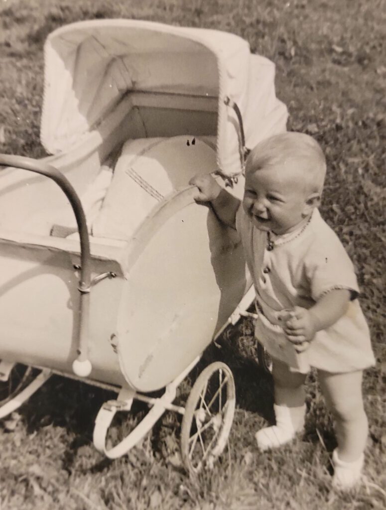 Tõnu esimesed sammud 9-10kuuselt Karusel.