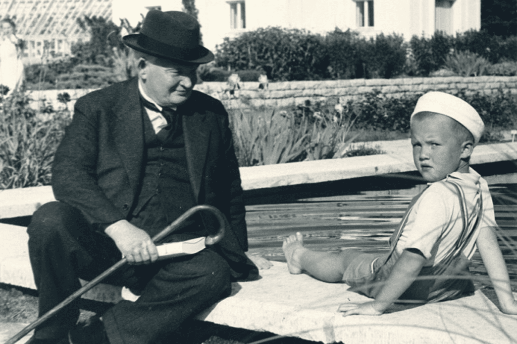 President Konstantin Päts (left) with his grandson Matti (photo taken at Oru Palace, from the private collection of Matti Päts)