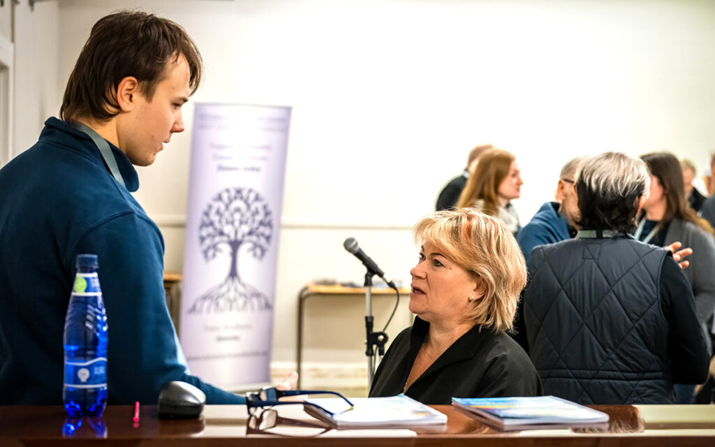 Moment nõupidamiseks. Klaverisaatja Erik Kreem ja dirigent Heli Jürgenson, kes on ka eeloleval suvel toimuva üldlaulupeo kunstiline juht. Foto: Dave Thompson