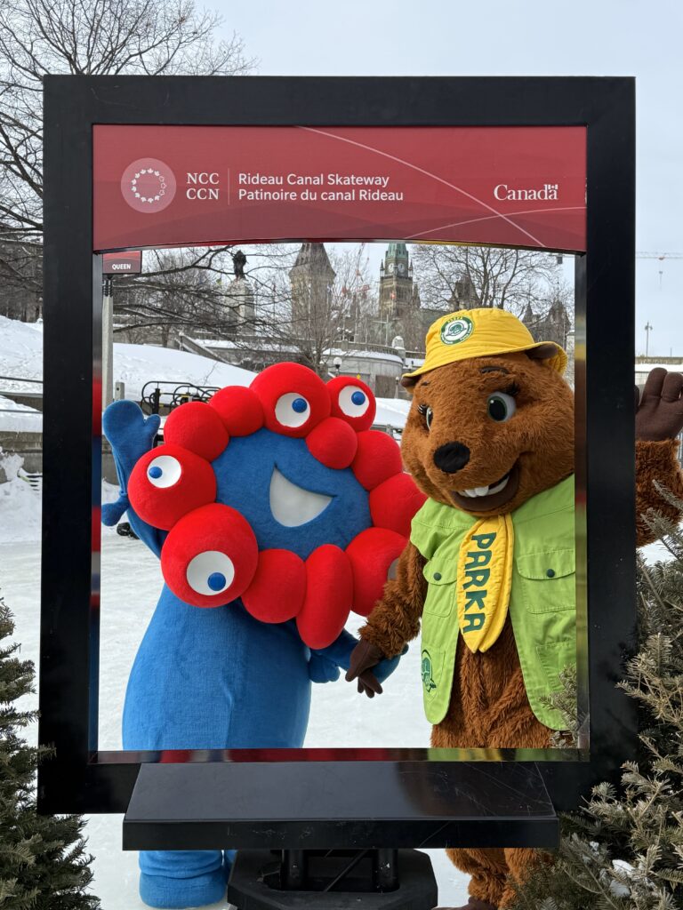 Myaku-Myaku Osaka Expo MARMOT ja Parks Canada maskott PARKA 10. jaanuaril Ottawas Rideau kanalil. Foto: ©Ülle Baum
