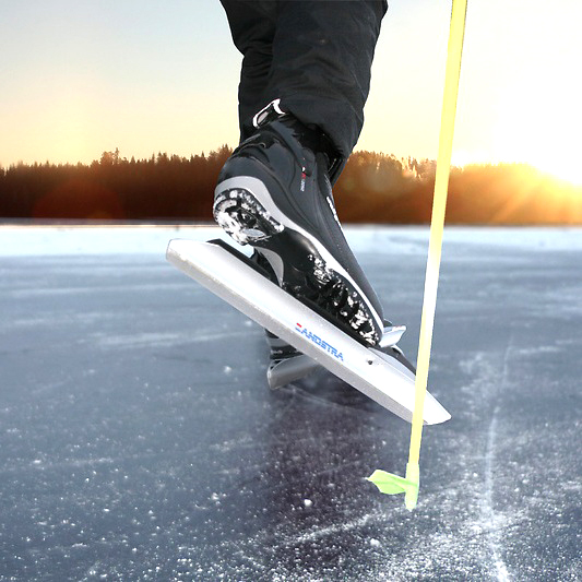 „Kand ja varvas, üks, kaks, kolm.“ Pildil on jää ja jääl liigub UISK (skate). Aga mitte tavaline JÄIK (rigid) HOKI- või ILU/uisu- (figure skating) uisk. Kand (the heel) on lahti ja liigub, just nagu murd/maa (x-c) suusa/saapa puhul. Sest see ongi murdmaa suusa/saabas + uisu/tera! (blade). Terale pannakse suusa/side (binding) peale ja läks! Järvele, rabale, merele... Toeks on suusa/KEPID (poles). Foto: matkasport.ee