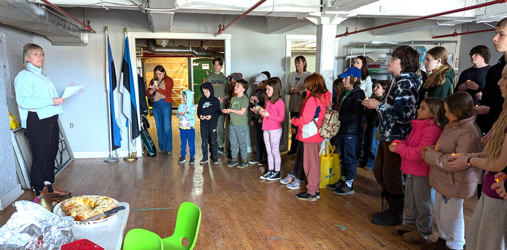 23. märtsil meenutati märtsiküüditamise aastapäeva Hamiltonis ingliskeelsel jumalateenistusel koos läti kogudusega. Õp. Davis Kaneps pidas päevakohase jutluse ning süüdati igale kohalolijale jagatud küünlad leinaseisakuks, kuuldes klaveripala Kara-Lis Coverdale’i esituses. Pärastlõunasel Hamiltoni Eesti Kooli päeval jagas Hamiltoni Eesti Seltsi juhatuse liige Krista Zutis-Alexopoulos lastele küünlakesi ja rääkis nendele nii, et kõige pisemadki saaksid natuke aru sellest koledast sündmusest Balti riikide ajaloos. Foto: Merike Koger